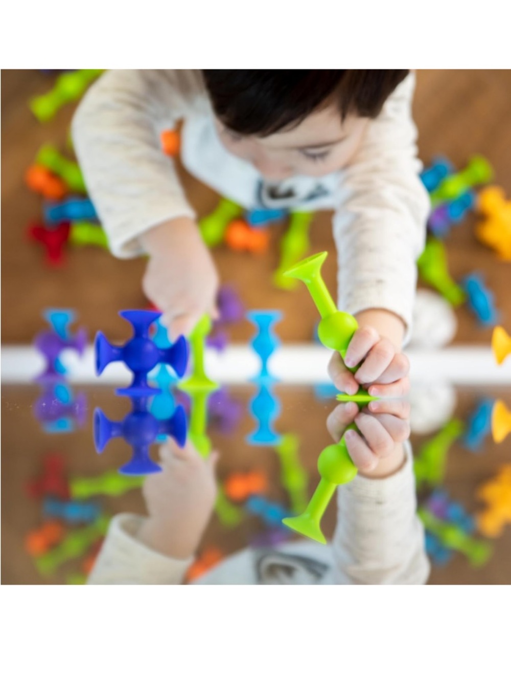 Like new Fat Brain silicon safe Squigz Suction Stem Building Toy - Green & Blue